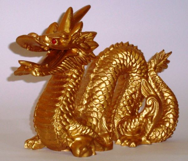 Dragão dourado olho vermelho