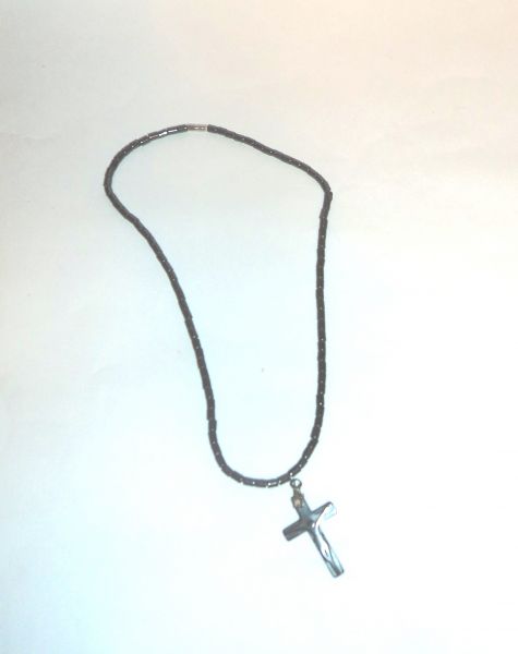 Cordão hematita crucifixo